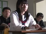 日本櫻花學生妹 上原亜衣 被校園班里的男同學們瘋狂強暴