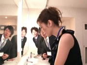 椎名由奈 在男洗手間挑逗兩位男同事
